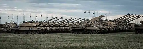 Véhicules blindés et artillerie britannique au Canada en 2014.