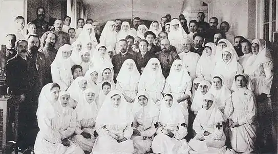Photo de groupe en noir et blanc du personnel soignant.