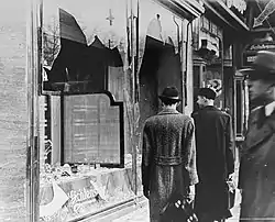 Photographie en noir et blanc de la vitrine d'un magasin juif saccagée lors de la nuit de Cristal