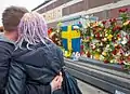 Fleurs à l'extérieur du magasin Åhléns de la Drottninggatan, le 8 avril 2017, lendemain de l'attaque.