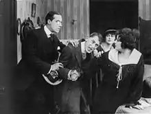 De g. à d. : Howard Gaye, Tully Marshall, Marguerite Marsh et Norma Talmadge, dans The Devil's Needle (1916)