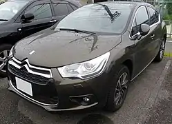 DS 4 avec l'identité visuelle de 2009.