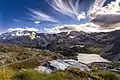 Le spectacle de la nature dans le parc national du Grand-Paradis. Dans le ciel on reconnaît des cirrus uncinus et des stratocumulus. Septembre 2017.