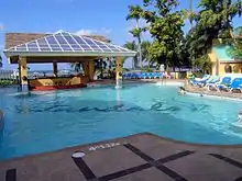 Vue d'une piscine avec le logo Sandals au fond de l'eau.