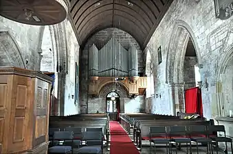 Vue intérieure d'une église gothique depuis la chaire vers l'orgue.