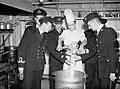 Les officiers et le cuisinier mélangent le Christmas pudding à bord du HMS Howe (Seconde Guerre mondiale)