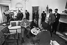Photographie en noir et blanc du bureau ovale lors de l'appel du président américain à l'équipage d'Apollo 11.