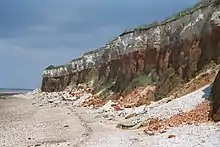 Image montrant une falaise érodée, au bord de la mer.