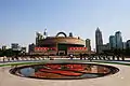 Le Musée National de Shanghai, place du Peuple. Ouvert en 1996, l'un des plus beaux de Chine. Inspiré de la forme du chaudron ding, en bronze. Le puits central réservé à la circulation permet de desservir les salles disposées autour.