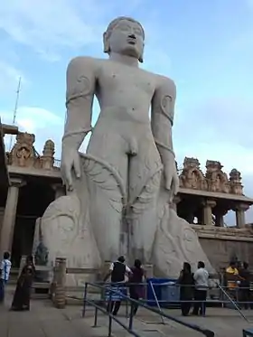 La statue de Gomateshvara de 57 pieds de haut à Shravanabelagola, Karnataka, construite en 983.