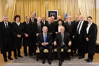 Les membres de la Cour suprême avec au premier rang le Premier ministre Benyamin Netanyahou et le président Reuven Rivlin.
