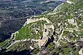 Les deuxième et troisième enceintes et la chapelle byzantine depuis la tour franque