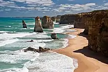 Aiguilles des Twelve Apostles et falaise de Port Campbell.