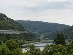 La cluse de Nantua au niveau du lac de Sylans dominé par le viaduc de l'autoroute A40.