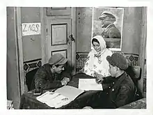 Enregistrement du mariage entre Juifs des montagnes, les jeunes communistes M. Khatayevitch et Shushanna Khaïmova, gérante d'une boutique à Quba, 1932.