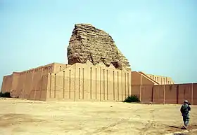 Ruines de la ziggurat de Dur-Kurigalzu (actuel site d'Aqar Quf) de nos jours, après restauration de sa base.