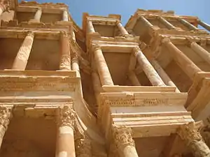 Trois niveaux de colonnes du mur de scène du théâtre antique de Sabratha, Libye.