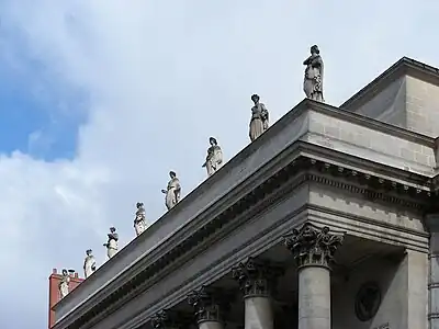 Les huit muses du Théâtre Graslin.