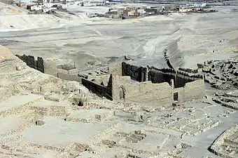 Ve aérienne du temple et de son mur d'enceinte