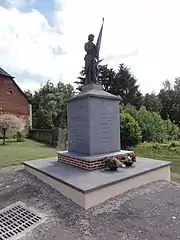 Poilu au repos (monument aux morts)