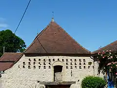 Pigeonnier dans le bourg.