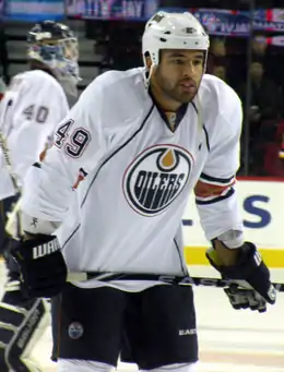 Photographie de Theo Peckham avec le maillot blanc des Oilers d'Edmonton