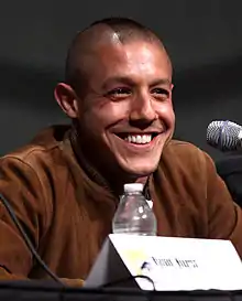 Theo Rossi dans le rôle de Juan Carlos « Juice » Ortiz.