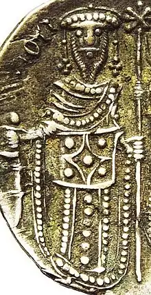 Photographie d'une moitié de pièce de monnaie représentant un homme en tenue impériale