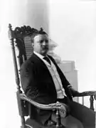 Le président Theodore Roosevelt assis dans une chaise conçue par White, 1903.