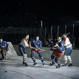 Photographie en couleur de cinq joueurs de hockey sur glace