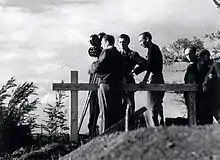 Photographie en noir et blanc de techniciens et d'une caméra