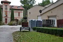 L'ancien établissement thermal devenu la cave de vinification du château de Montmirail.