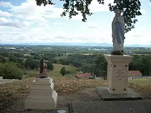 Représentation de Notre-Dame de Lourdes et de sainte Bernadette.