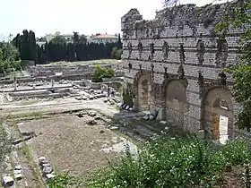 Ruines. À droite mur de pierre à chainages de brique, percé de deux entrées voutées