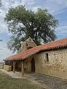 Porche de la chapelle et le chêne.