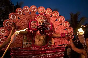 Theyyam au temple Mandothum Kavu de Kadachira (en).