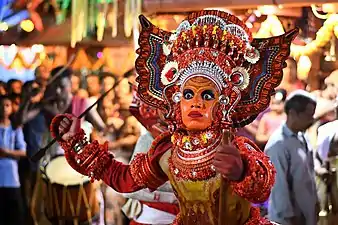 Masque Theyyam dans le Kerala, en Inde. Janvier 2020.