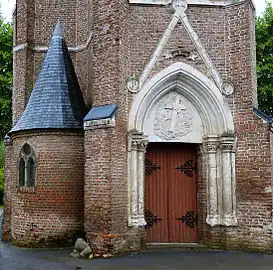 L'église Saint-Pierre et la borne délimitant la Somme et le Pas-de-Calais.