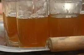 Plusieurs verres pleins de thés sur un plateau argenté.