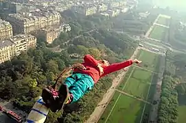 Un des six sauts acrobatiques à l'élastique depuis le deuxième étage de la tour Eiffel en 1991.