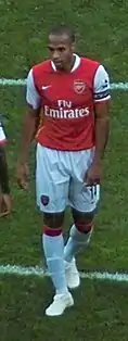 Thierry Henry, de face, portant le brassard de capitaine