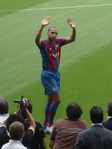 Thierry Henry, de profil, saluant les spectateurs du Camp Nou
