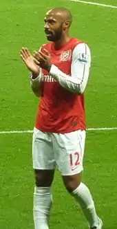 Thierry Henry, de profil, applaudissant la foule