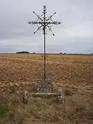 Calvaire au bord de la D 23 en direction de Wavignies, avec repère de nivellement.