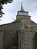 Le mur de soutènement du cimetière entourant l'église Saint-Jacques-le-Majeur