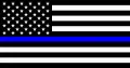 Le drapeau des États-Unis orné de la thin blue line, symbole du mouvement Blue Lives Matter.