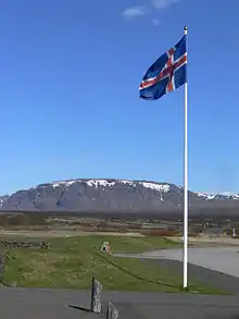 Drapeau Islandais, avec une montagne au sommet plat en arrière-plan.
