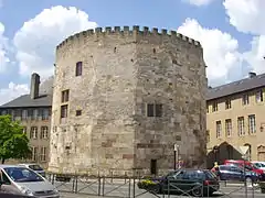 et la tour aux Puces (ancien donjon).
