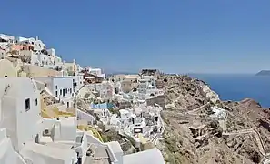 Vue d'Oia et des ruines du château byzantin.