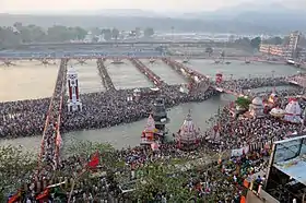 Haridwar, 14 avril 2010 : des pèlerins se rassemblent à Haridwar pour le dernier jour de baignade sainte. Photogramme du film documentaire Amrit, nectar d’immortalité« Amrit, nectar d'immortalité », bande-annonce, sur www.amritfilm.net (consulté le 2 octobre 2023)..